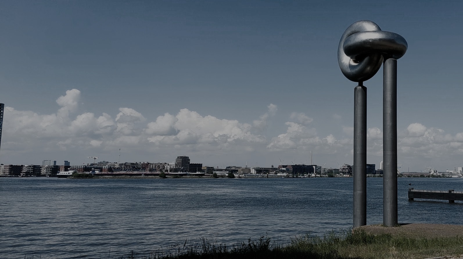 Beeld 'de Knoop' van Andre Volten, aan noordelijke IJ oever in Amsterdam